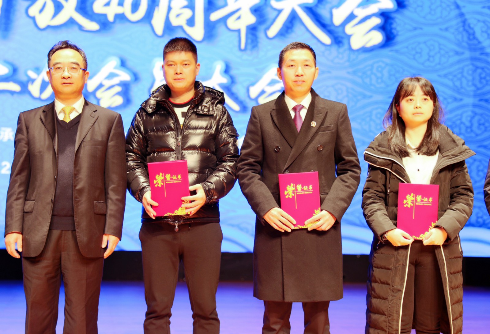 省委統(tǒng)戰(zhàn)部副部長魏在田（左一）向獲獎(jiǎng)人員頒獎(jiǎng).jpg