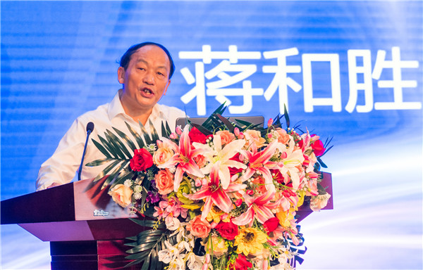 四川大學(xué)黨委委員、經(jīng)濟(jì)學(xué)院教授委員會主席、博導(dǎo)蔣和勝教授作了《當(dāng)前宏觀經(jīng)濟(jì)形勢與產(chǎn)業(yè)轉(zhuǎn)型升級》專題講座.jpg