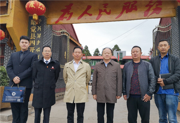 學院領導與四開鄉(xiāng)領導在鄉(xiāng)政府合影.jpg