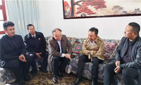 學院領導與四開鄉(xiāng)黨委書記克惹伍沙、鄉(xiāng)長薛文勇作交流.jpg